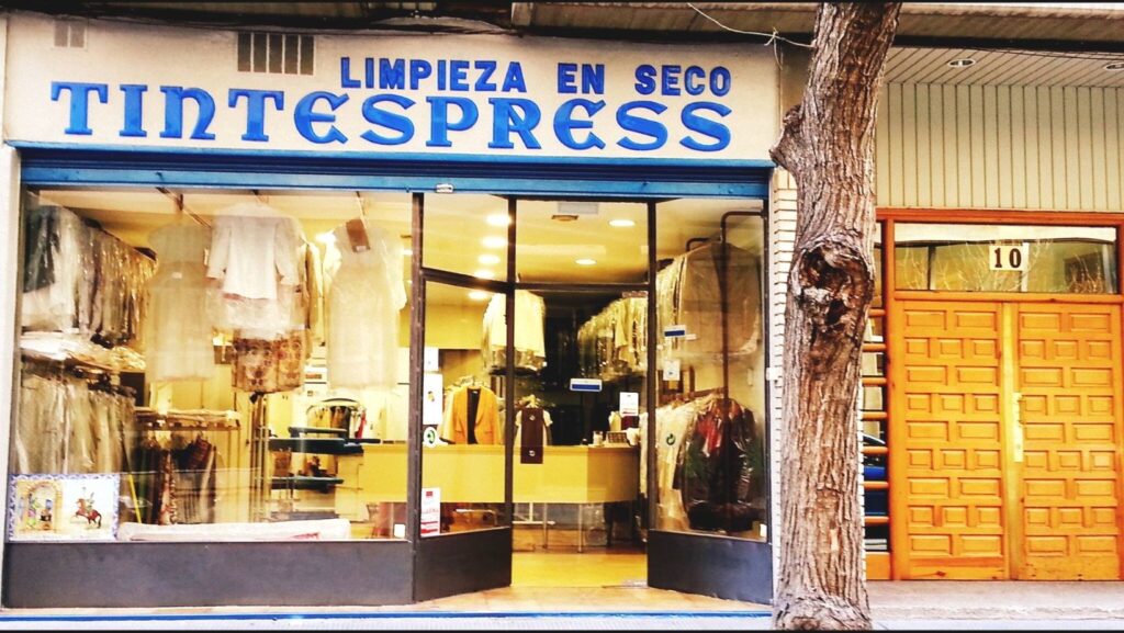 Fachada de Tintespress, tintorería en Zaragoza
