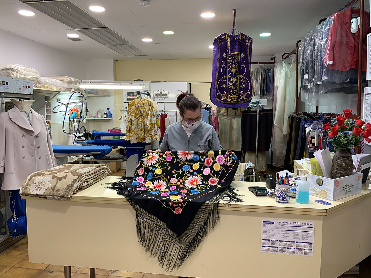 Mujer trabajando. tintorería en Zaragoza